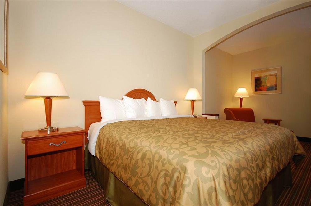 Best Western Plus Edison Inn Гарнер Экстерьер фото